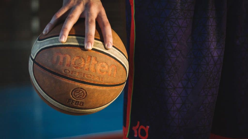 basketball dunking grip